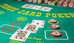 Antarmuka aplikasi mobile tpn77 yang menampilkan menu sportsbook, slot, dan kasino langsung